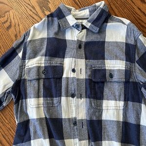 🌿Old Navy Men’s Navy and White plaid flannel button down, size XS🌿